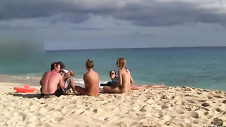 Сочные самки балдеют на диком пляже