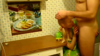 Русская белая жена трахается с мужем на кухонном столе