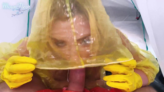 Русская девка в дождевом плаще трахается с парнем в палатке