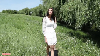 Красотка в белом платье сосет член русского незнакомца на природе