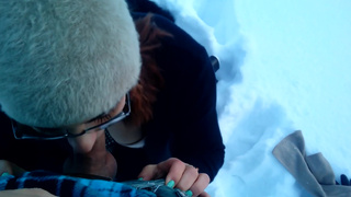 Русская девушка в очках сосет и ебется на снегу, чтобы согреться