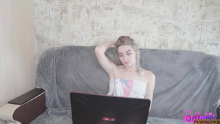 Блонда целуется с парнем из интернета и трахается на диване согласившись на камшот