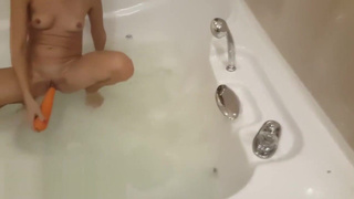 Русская сучка длиннющим огурцом трахает свою охуенную жопу в ванной