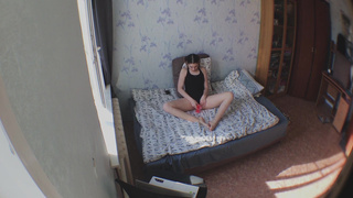 Молодая русская веб модель дрочит пизду самотыком дома на кровати