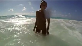 Красивая русская нудистка отдыхает на пляже