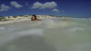 Красивая русская нудистка отдыхает на пляже